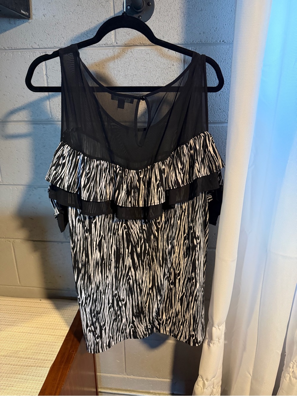 Lane Bryant Black & White Ruffle Cold-Shoulder blouse - Picture 4 of 4